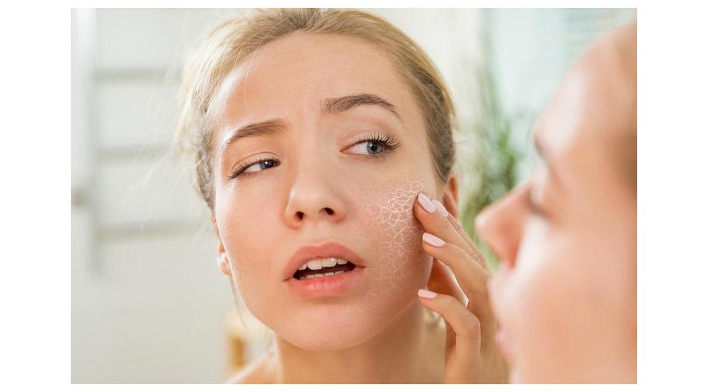 Jakie kosmetyki pomagają przedłużyć nawilżenie skóry?